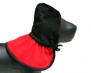 Czerwono-czarna czapka z szalikiem